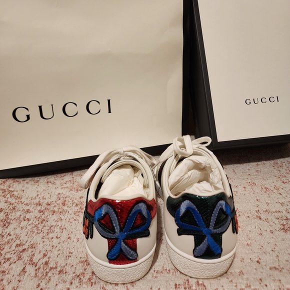 Gucci Women's White Sneakers with Embroidery Floral Design - Picture 3 of 9